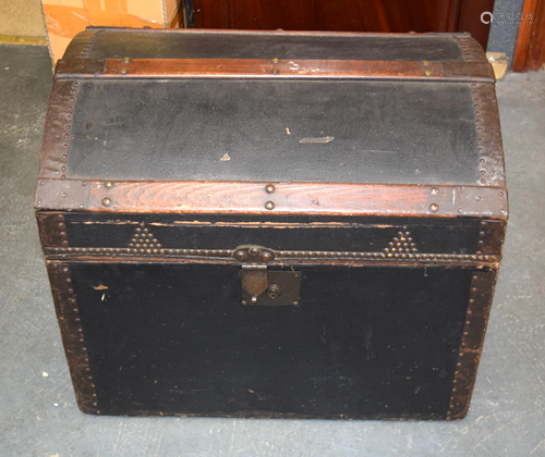 A VINTAGE LEATHER BOUND TRUNK. 51 cm x 60 …