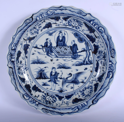 A LARGE CHINESE BLUE AND WHITE PORCELAIN BAR…