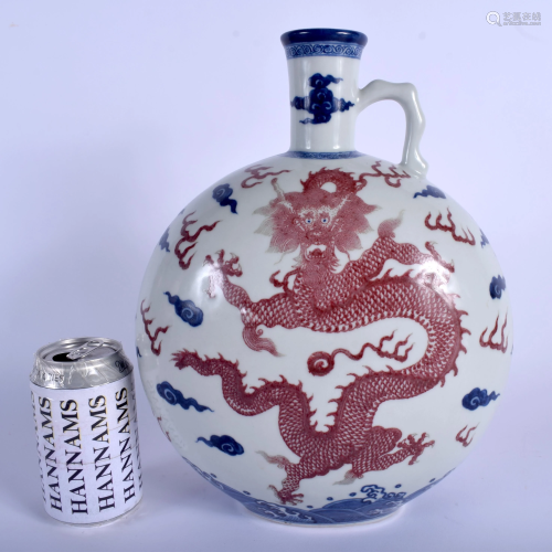 A LARGE CHINESE BLUE AND WHITE PORCELAIN MO…
