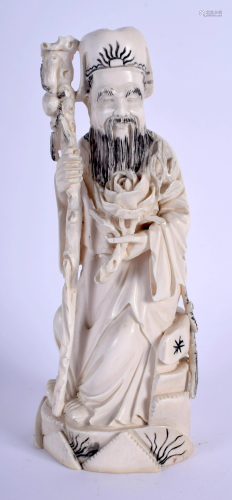 AN EARLY 20TH CENTURY CHINESE CARVED …