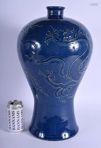 A LARGE CHINESE QING DYNASTY BLUE GLAZE…