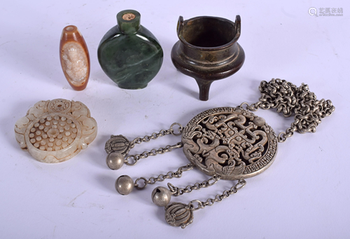 A COLLECTION OF CHINESE ARTEFACTS includin…