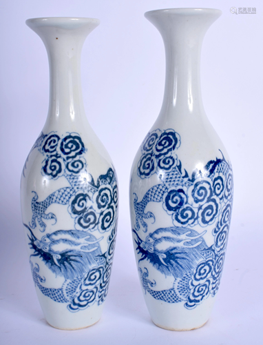 A PAIR OF CHINESE BLUE AND WHITE PORCELAI…