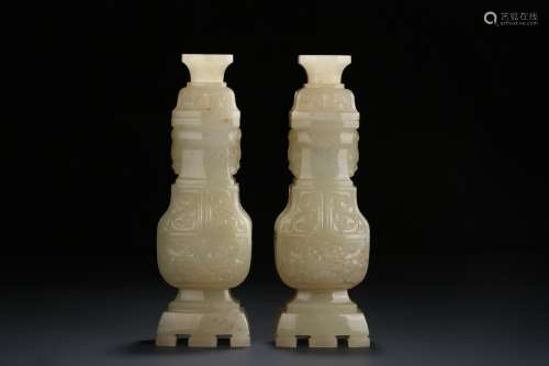 Chinese Pair Of Hetian Jade Animal Pattern Bottles In Qing Dynasty