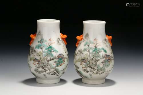 Chinese Pair Of Famille Rose Porcelain Binaural Bottles In Qing Dynasty