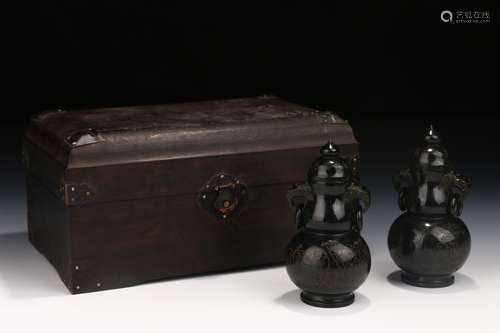 Chinese Pair Of Hard Jade Gourds In Qing Dynasty