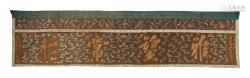 A BROWN-GROUND SILK EMBROIDERED BANNER,  QING DYNASTY, SECOND HALF OF THE 19TH CENTURY