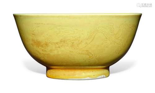 AN INCISED YELLOW-GLAZED 'DRAGON AND SHOU ROUNDEL' BOWL, QING DYNASTY, 18TH / 19TH CENTURY