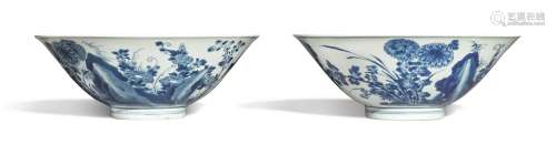 A PAIR OF BLUE AND WHITE 'FLORAL' BOWLS, QING DYNASTY, KANGXI PERIOD