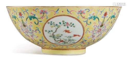 A YELLOW-GROUND FAMILLE-ROSE 'MEDALLION' BOWL, REPUBLIC PERIOD