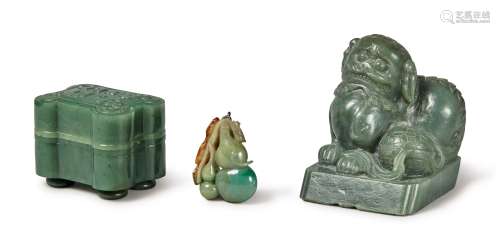 A SPINACH-GREEN JADE BOX AND COVER WITH A JADE AND A JADEITE CARVING, QING DYNASTY, 18TH / 19TH CENTURY