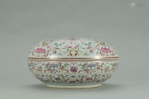 A Chinese Porcelain Box With Auspicious Pattern And Jiaqing Mark