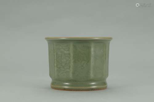 A Chinese Porcelain Brush Washer With Flower Pattern