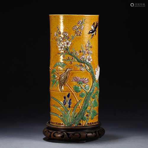 A Chinese Porcelain Container With Flower And Bird Pattern