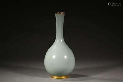 A Chinese Porcelain Vase With Golden Painting