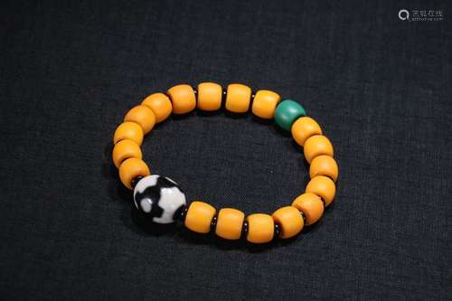 A Sherpa Glass Bead Bracelet With 3-Eye Dzi