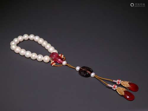 A Pearl Bracelet With 18 Beads