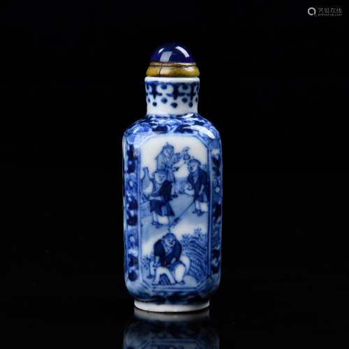 Blue and White Porcelain Snuff Bottle