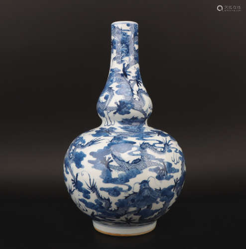 Qing dynasty blue and white bottle with dragon pattern