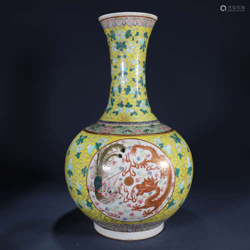 Qing dynasty famille-rose bottle