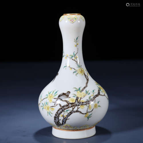 Qing dynasty famille-rose bottle
