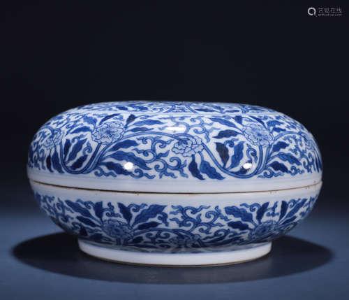 Qing dynasty blue and white cover box