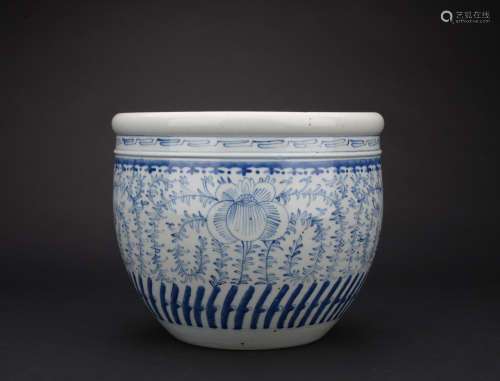 Qing dynasty blue and white jar with flowers pattern