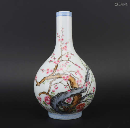 Qing dynasty famille-rose bottle with flowers and birds pattern