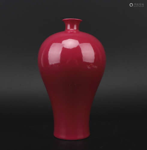 Qing dynasty red-glazed vase