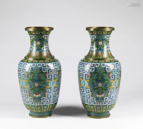 Arte Cinese A pair of large cloisonnÃ© vases decor…