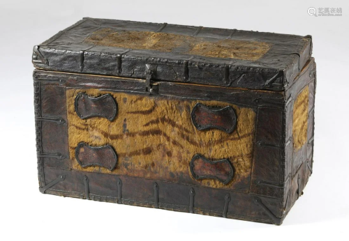 Arte Himalayana A Tibetan chest with tiger skin