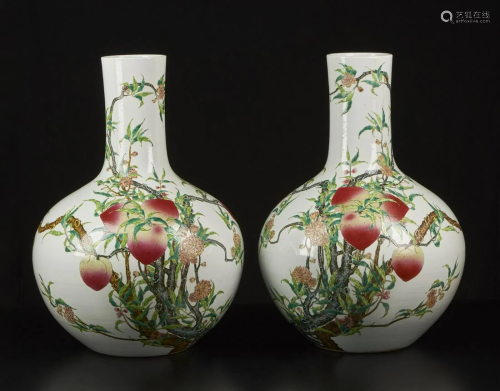 Arte Cinese A pair of tianchuping porcelain vases