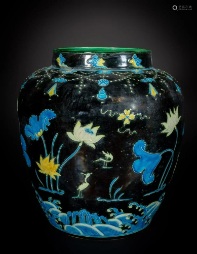 Arte Cinese A large fahua jar over blue ground …
