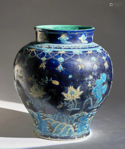 Arte Cinese A large fahua pottery jarChina, Ming