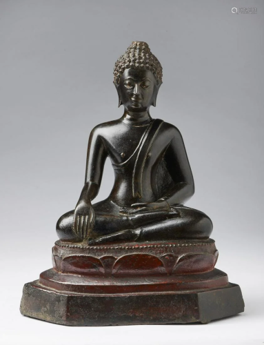 Arte Sud-Est Asiatico A dark bronze figure of Buddha