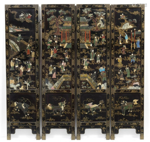 Arte Cinese A lacquered folding screen decorated with
