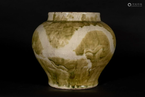 Arte Cinese A glazed terracotta jar decorated with