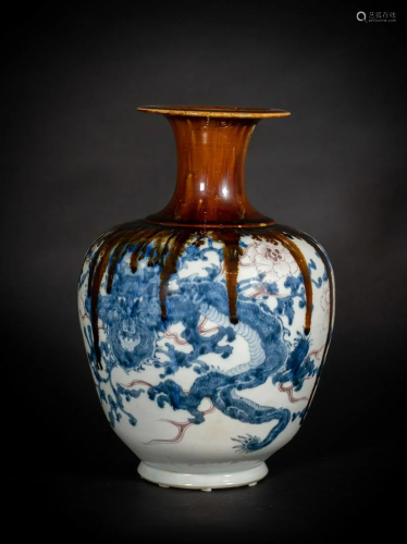 Arte Cinese A porcelain vase with dragonChina, Qing