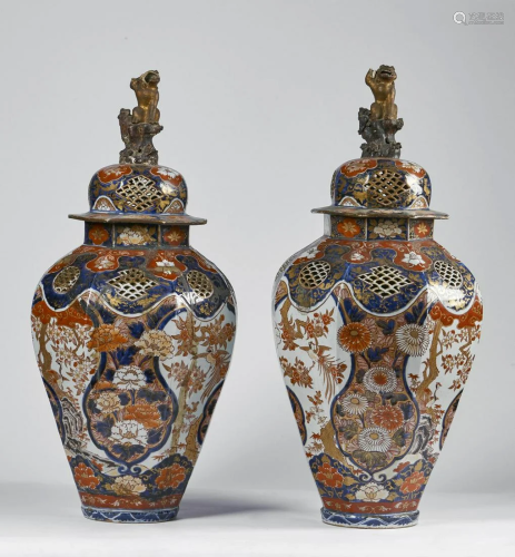 ARTE GIAPPONESE A pair of large Imari porcelain …