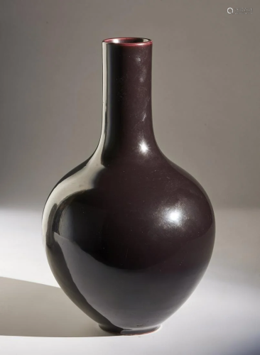 Arte Cinese A monochrome aubergine vase …