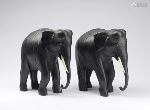 Naturalia A pair of ebony elephant shaped booke…