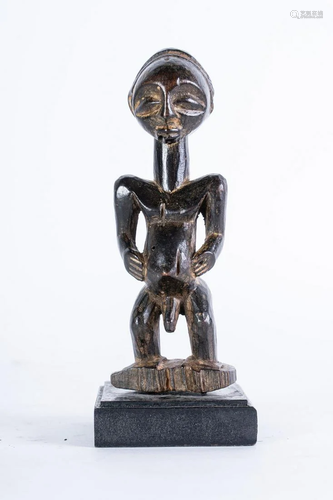 Arte africana A male figure, Luba D.R.Congo in dark