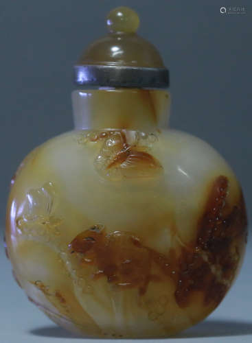 AN AGATE SNUFF BOTTLE CARVED WITH SQUIRREL