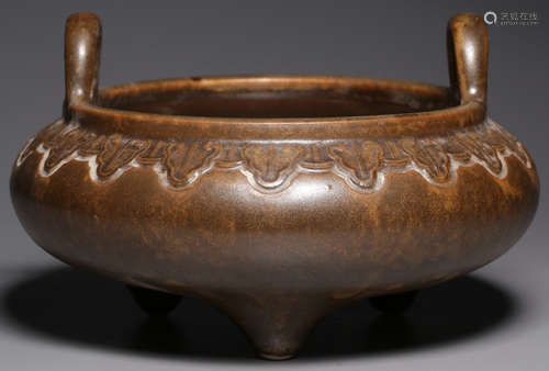 A BROWN GLAZE CENSER WITH PATTERN