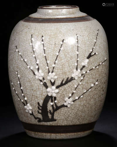 A GE YAO WHITE GLAZE JAR PAINTED WITH FLOWER PATTERN