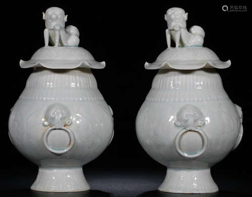 PAIR OF WHITE GLAZE JAR WITH BEAST COVER