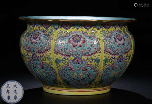 A BLUE BASE FAMILLE ROSE GLAZE CONTAINER WITH FLOWER PATTERN