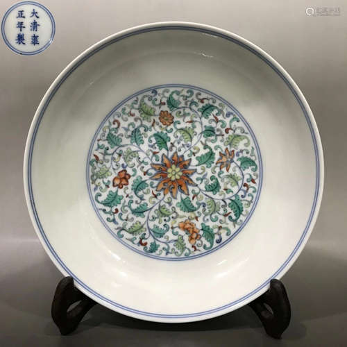 A DOUCAI GLAZE PLATE WITH FLOWER PATTERN