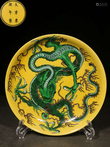 A YELLOW GLAZE PLATE WITH DRAGON PATTERN