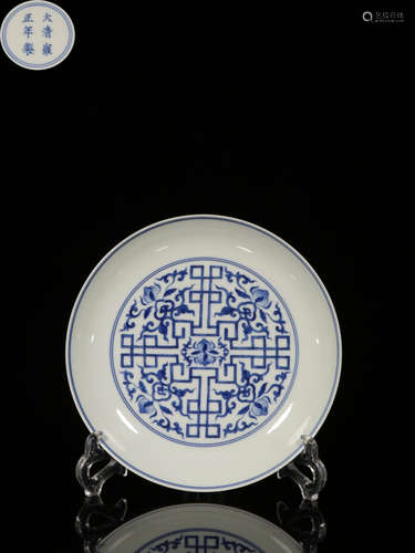 A BLUE&WHITE GLAZE PLATE WITH PEACH PATTERN